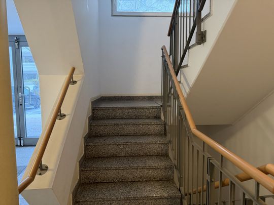 „Erstbezug nach Sanierung“ – Helle 2-Zimmer-Wohnung mit Balkon, EBK und Aufzug - Photo 1