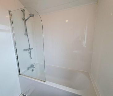 3 bedroom flat to rent - Photo 6