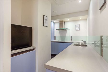 Fantastic Fully Furnished One Double Bedroom Apartment in the heart of Manchester's Spinningfields district. - Photo 3