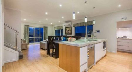 FLAT BUSH, 4 BEDROOMS - Photo 3