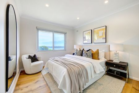 Stunning Renovated 2 Bedroom Apartment - Photo 3