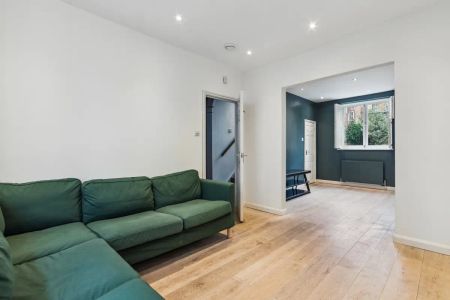 4 bedroom house in Mornington Crescent - Photo 5