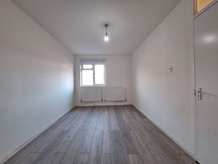 3 Bed Terraced House, Wessex Close, IG3 - Photo 2