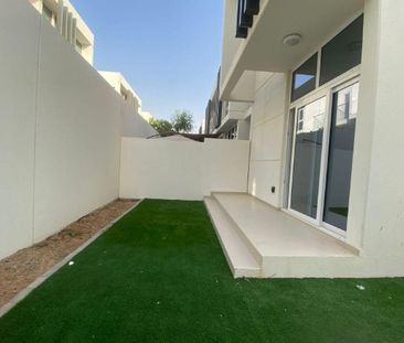 3 BEDROOMS + MAID | UNFURNISHED | L-SHAPED GARDEN - Photo 4