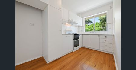Spacious Dulwich Hill Apartment with Balcony & Parking - Photo 4