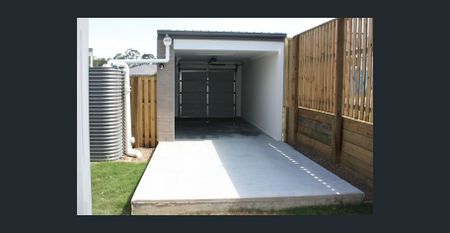 Spacious Townhouse in Prime Location! - Photo 5