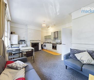Four double bedroom garden flat, located close to the Seven Dials and within half a mile of Brighton mainline train station. Offered to let furnished. Shares welcome. Available 4th September 2024. - Photo 5