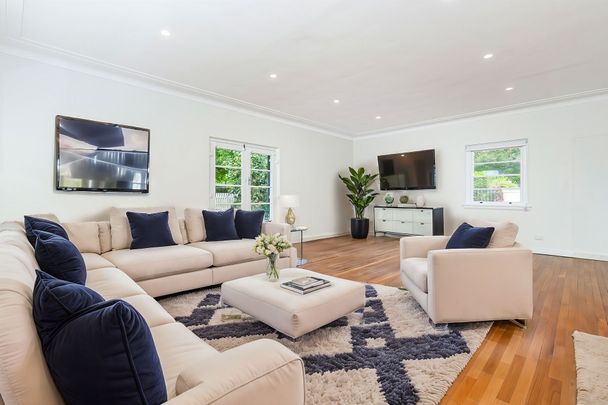 Recently Renovated Family Home - Garden Maintenance Included! - Photo 1