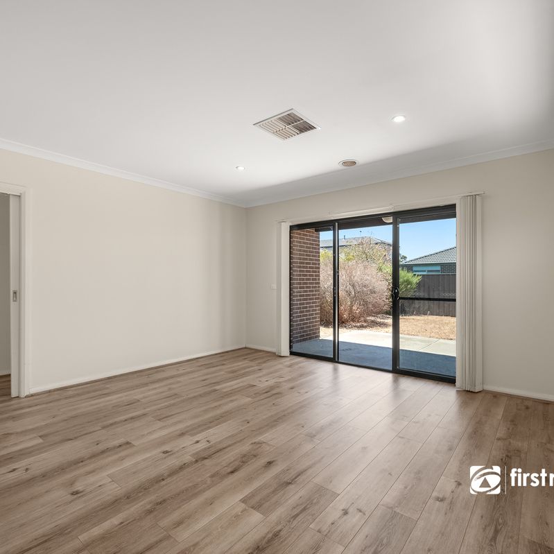 Great Family Home, Less than 1km to Alamanda College - Photo 1