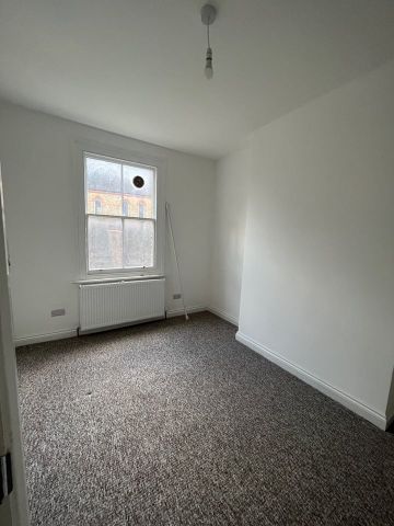 2 Bed Flat, Stowe Road, W12 - Photo 3