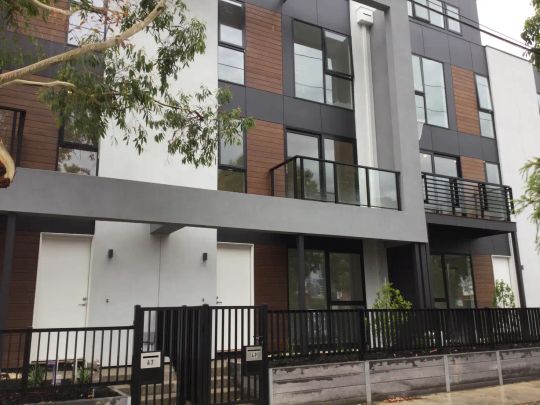 “Outstanding property, ideal location!” - Photo 1