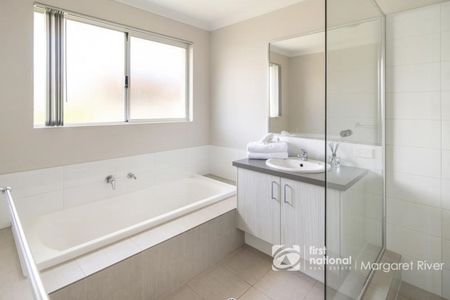 FAMILY LIVING - Photo 5