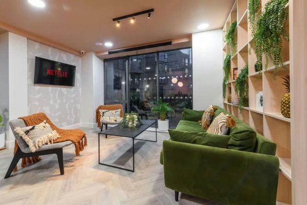 Studio Silver - Photo 1