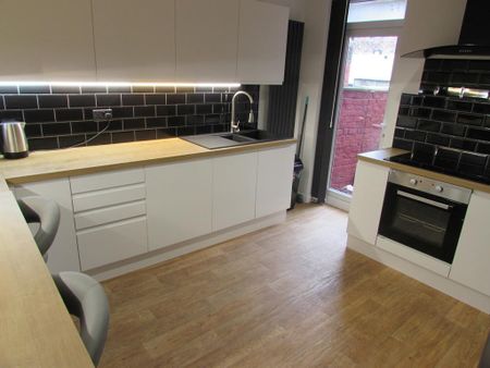 6 bedroom terraced house to rent - Photo 2
