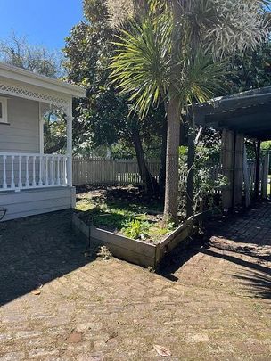 Villa on large sunny corner site - Photo 1