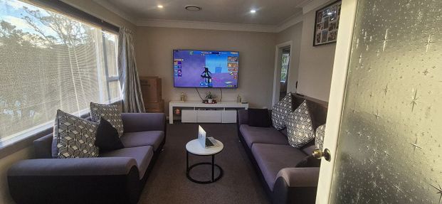 3 Bedroom double bathroom Centralised heat/cool - Photo 1