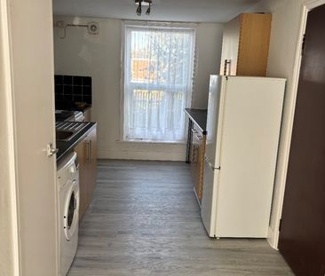 2 Bed Flat, Redecorated Ground And Lower Ground, RG1 - Photo 5