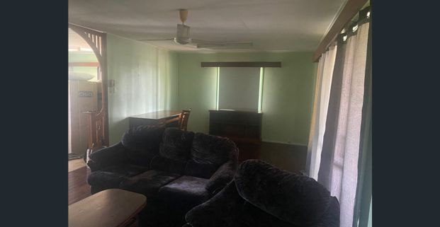 ROOM 2 IN SHARE/HOUSE Woree CATERING FOR COUPLES AND SINGLES - Photo 1