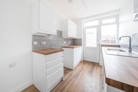 3 bedroom terraced house to rent - Photo 5