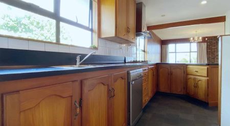 Family home with lovely yard - Photo 4