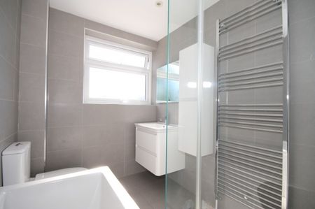 Lampeter Close, Woking - Photo 3
