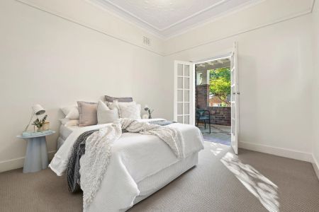 Updated and light filled Californian bungalow - Photo 4