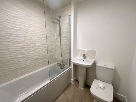 2 bedroom mid terrace to let - Photo 4