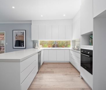 Modern & Spacious Coastal Family Home with Pool - Photo 3