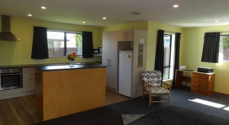 Modern 3-Bedroom Townhouse – Sunny, Spacious & Low Maintenan - Photo 3