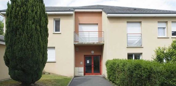 Appartement duplex de type 4, comprenant au rdc, une cuisine et un salon et à l'étage 3 chambres et une salle de bain. - Photo 2