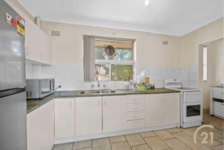 Ground Floor, 2 Bedroom Unit in the Heart of Fairfield! - Photo 2