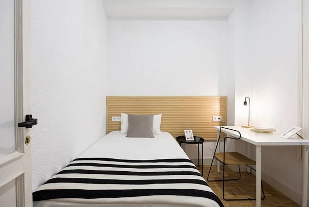 Plaza del Conde del Valle de Súchil, Madrid, Community of Madrid 28015 - Photo 1