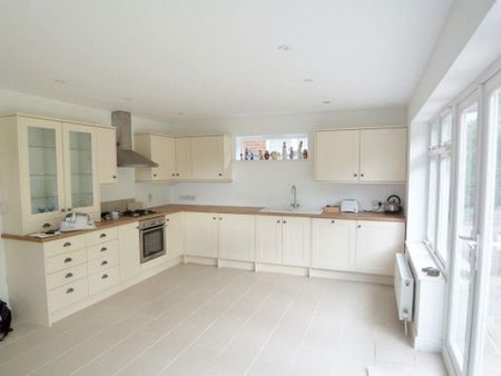 4 bedroom detached house to rent - Photo 2