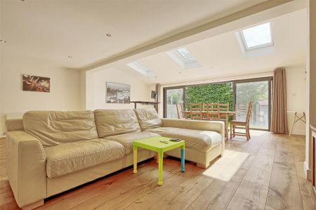 4 bedroom detached house to rent - Photo 3