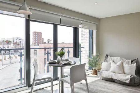 Classic 3 Bed Apartment - Photo 2