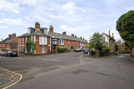 2 Bedroom Flat / Apartment - Highcliffe Road, Winchester - Photo 2