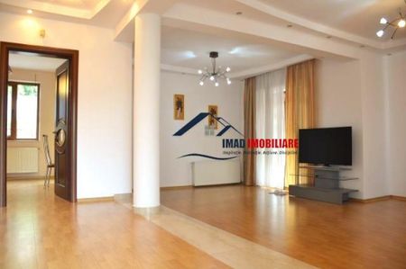 Locatie unica! Vila superba langa parc, lac si stadionul d - Fotografie 3