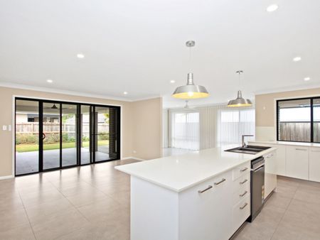 Quality Family Home with 4 air conditioners and many extras. - Photo 5
