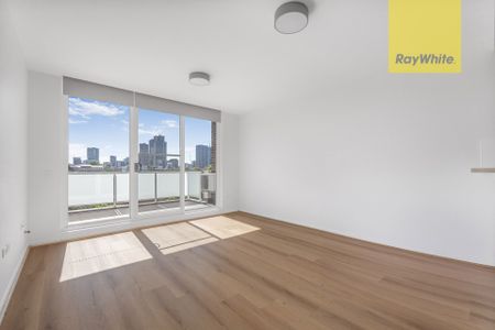 Sanctuary in the Sky: Renovated Top-Floor Apartment with Sweeping Views - Photo 5