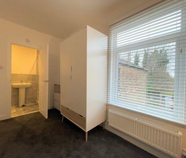 1 bedroom in a house share to rent - Photo 2