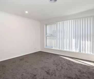 16 Blue Bell Way, Orange. - Photo 1