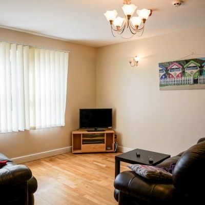 2 Bedrooms Broomfield Crescent - Photo 1