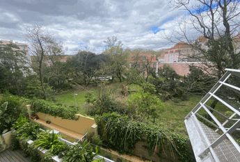 Apartamento T2 para arrendamento sem móveis com piscina nas Laranjeiras, Lisboa