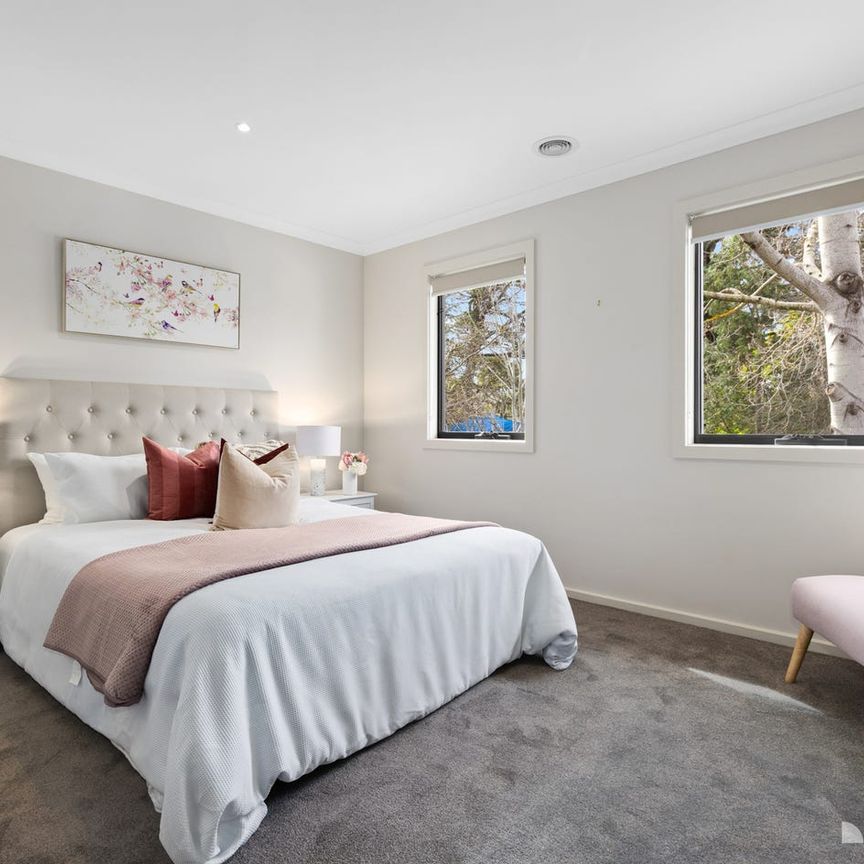 Stylish Family Living with Space and Comfort - Photo 1