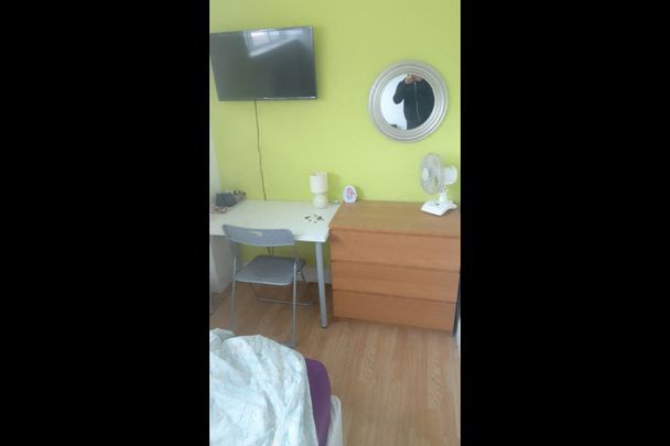 Room in a Shared House, Newbury Park, IG3 - Photo 1