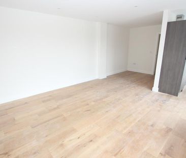 Chertsey Road, Woking, Surrey, GU21 - Photo 3