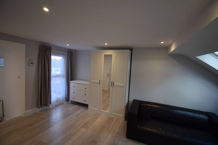 Self contained studio flat close to east ham station- - Photo 4
