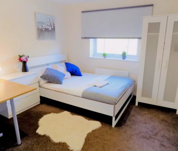 R3( double bed with shared bathroom ) - Photo 1