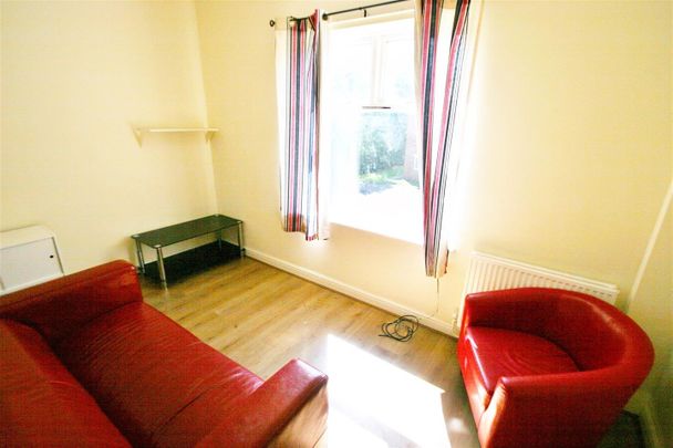 3 Bed Flat, North Hill Road, LS6 - Photo 1