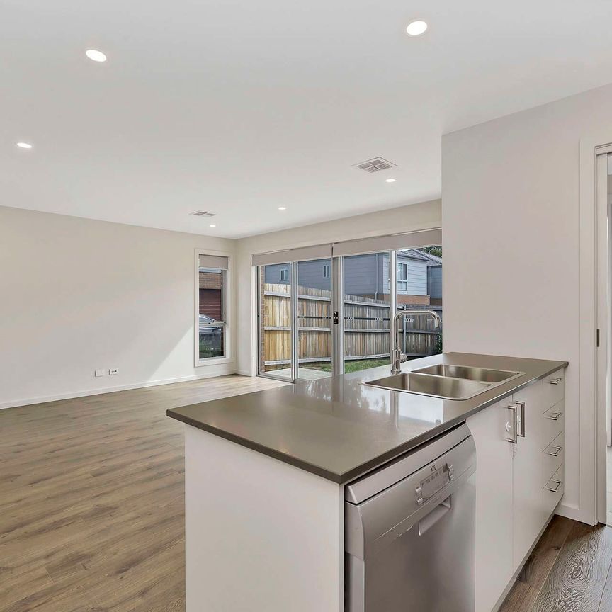 Conveniently located, three-bedroom family home for lease - Photo 1